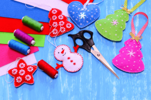 Mulher trabalhando em seu ateliê de feltro