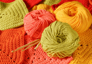 Seleção colorida de linhas de algodão para artesanato