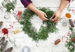 Imagem mostrando a montagem de uma guirlanda de Natal