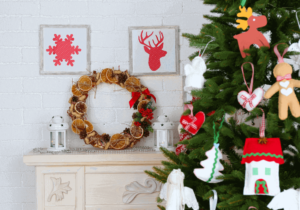 Imagem mostrando uma linda árvore de natal decorada com apliques de tecido