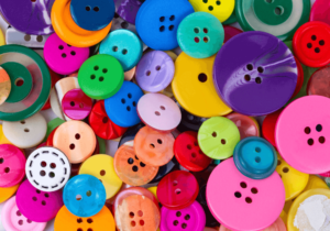 Imagem de botões coloridas de cores e tamanhos diferentes.