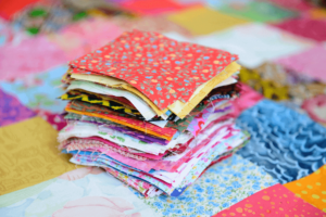 Retalhos de tecido coloridos empilhados harmoniosamente