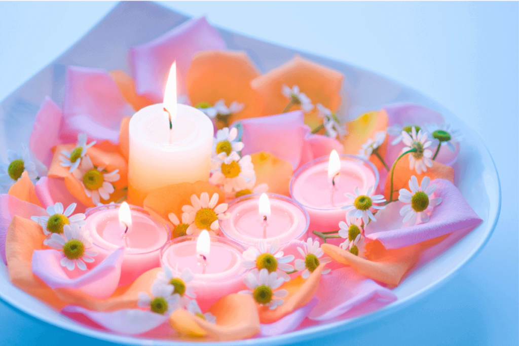 Imagem mostrando lindas velas decoradas com flores