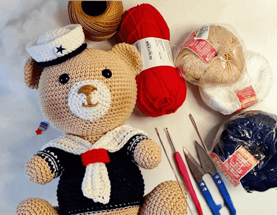 Materiais para amigurumi com bonecas, fios e acessórios de crochê