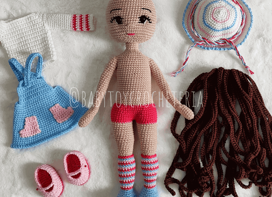 boneca amigurumi realista desmontada com roupas de crochê, cabelos, chapéu e sapatinhos, criação artesanal da Baby Toy Crocheteria